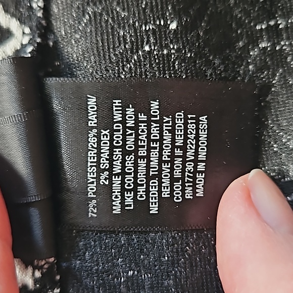 Graphic, knit pencil skirt with silver back zipper. - Picture 5 of 5